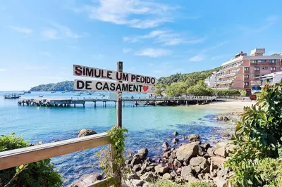 A planta de 1040 - Departamento 2 quartos na Rua Pirajica . 200 m da Praia Bombinhas Centro