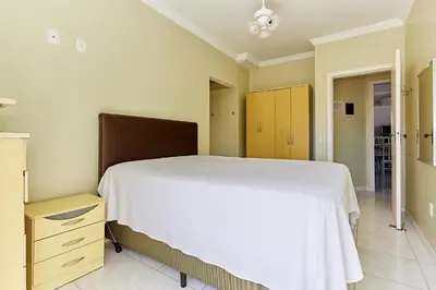 A planta de 1040 - Departamento 2 quartos na Rua Pirajica . 200 m da Praia Bombinhas Centro