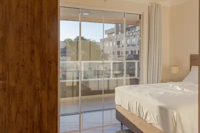 Uma cama ou camas num quarto em Mirante de Bombas: Apto a 5 minutos da Praia P1001