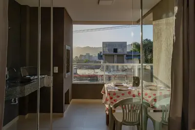 Uma varanda ou terraço em Mirante de Bombas: Apto a 5 minutos da Praia P1001