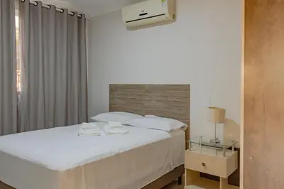 Uma cama ou camas num quarto em Mirante de Bombas: Apto a 5 minutos da Praia P1001