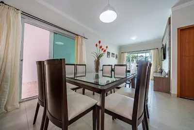 A planta de 125 - Casa Mariscal espaçosa com área gourmet.