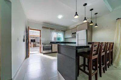 A planta de 125 - Casa Mariscal espaçosa com área gourmet.