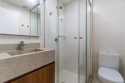 Uma casa de banho em Luxuoso Apartamento em Condomínio com Piscina e Lazer
