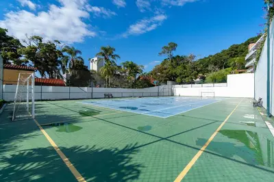 Comodidades para jogar ténis e squash em Luxuoso Apartamento em Condomínio com Piscina e Lazer ou nas proximidades
