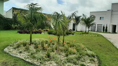 Um jardim no exterior de Apartamento com 2 quartos no centro de Tijucas 105