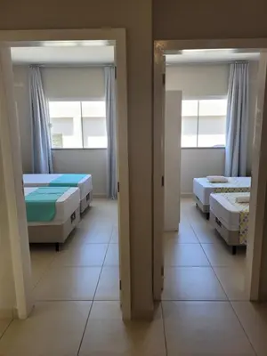 Uma cama ou camas num quarto em Apartamento com 2 quartos no centro de Tijucas 105
