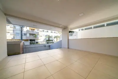 A planta de 056 - Apto moderno a 100m da Praia de Bombas