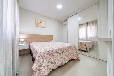 A planta de 060 - Apartamento de dois dormitórios na praia de Bombas