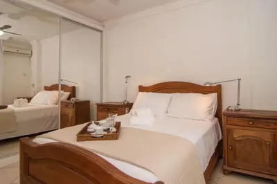 Uma cama ou camas num quarto em Elegância Clássica 100m da Praia na Rua 3700 P1397