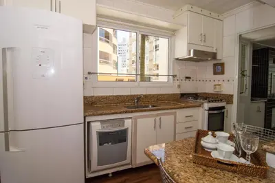 A cozinha ou kitchenette de Elegância Clássica 100m da Praia na Rua 3700 P1397