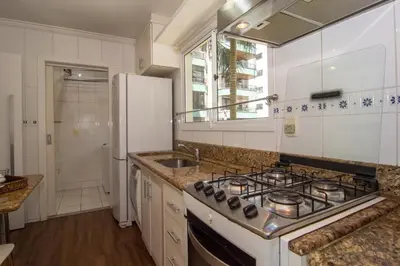 A cozinha ou kitchenette de Elegância Clássica 100m da Praia na Rua 3700 P1397