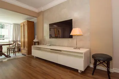 Uma televisão e/ou sistema de entretenimento em Elegância Clássica 100m da Praia na Rua 3700 P1397