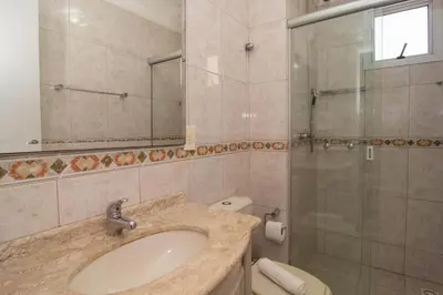 Uma casa de banho em Elegância Clássica 100m da Praia na Rua 3700 P1397