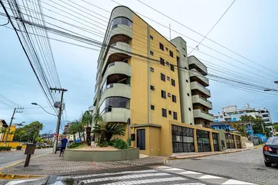 A planta de 267 - Apto na Av. principal a 50m da praia de Bombas