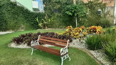 Um jardim no exterior de Apartamento aconchegante em Tijucas kit 11