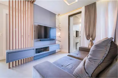 Uma televisão e/ou sistema de entretenimento em Aluguel Moderno Apartamento 3 quartos