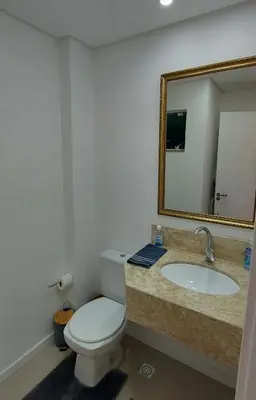 Uma casa de banho em Amplo apto 3 suítes