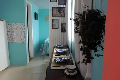 Uma cama ou camas num quarto em Stúdio inteiro climatizado próximo a praia - ambiente familiar