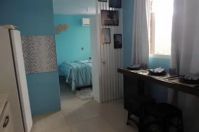 Uma cama ou camas num quarto em Stúdio inteiro climatizado próximo a praia - ambiente familiar