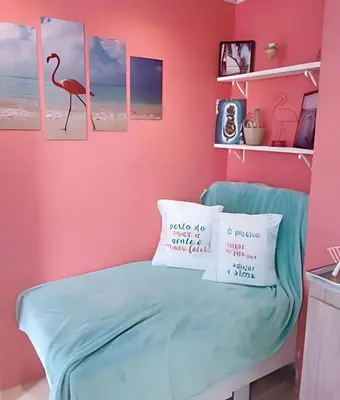 Uma cama ou camas num quarto em Stúdio inteiro climatizado próximo a praia - ambiente familiar