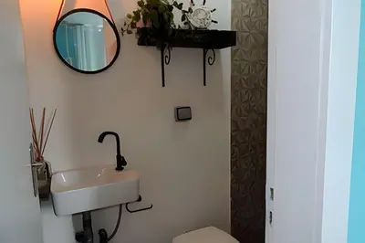 Uma casa de banho em Stúdio inteiro climatizado próximo a praia - ambiente familiar