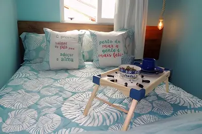 Uma cama ou camas num quarto em Stúdio inteiro climatizado próximo a praia - ambiente familiar