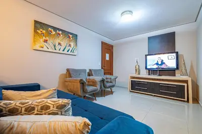 A planta de 012 - Apartamento espaçoso à 120m Praia de Bombas