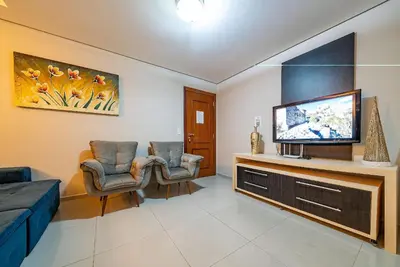 A planta de 012 - Apartamento espaçoso à 120m Praia de Bombas