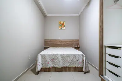A planta de 012 - Apartamento espaçoso à 120m Praia de Bombas