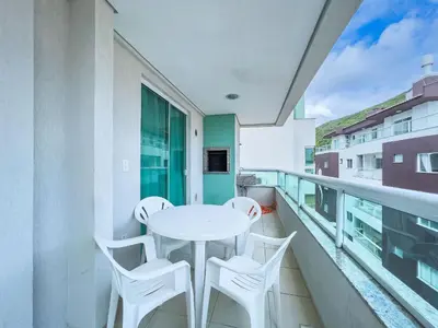 A planta de 012 - Apartamento espaçoso à 120m Praia de Bombas