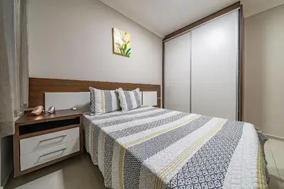 A planta de 012 - Apartamento espaçoso à 120m Praia de Bombas