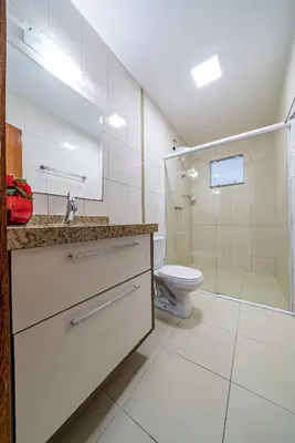 A planta de 012 - Apartamento espaçoso à 120m Praia de Bombas