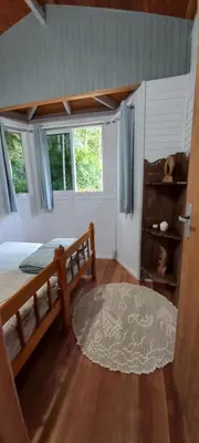 Uma cama ou camas num quarto em Casa 2, 3 ou 4 pessoas vista incrível com piscina centro Bombinhas carro 4x4 ou potente