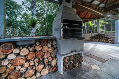 As comodidades para churrasco disponíveis para os clientes desta casa de férias