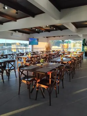Um restaurante ou outro lugar para comer em Vila do Centro Apart Hotel