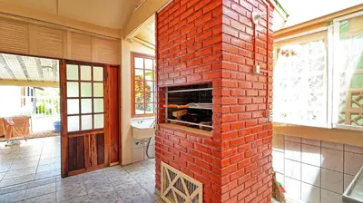 Uma televisão e/ou sistema de entretenimento em #005 Casa 2 minutos a pé da praia de Palmas