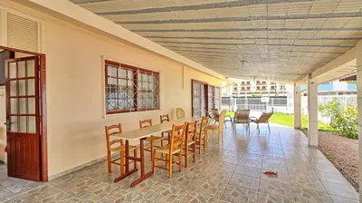 Uma varanda ou terraço em #005 Casa 2 minutos a pé da praia de Palmas