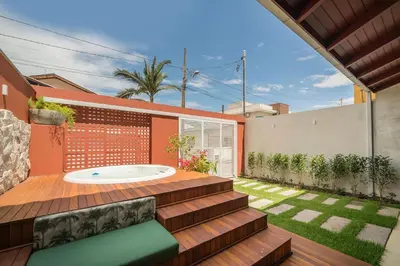 Um jardim no exterior de A sua casa na praia com jacuzzi aquecida