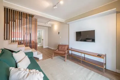 Uma televisão e/ou sistema de entretenimento em A sua casa na praia com jacuzzi aquecida