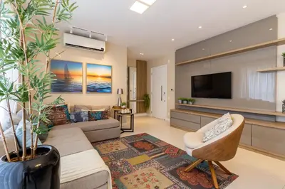 Uma televisão e/ou sistema de entretenimento em Apartamento com Vista Mar em Condomínio de Luxo