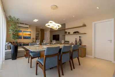 Uma televisão e/ou sistema de entretenimento em Apartamento com Vista Mar em Condomínio de Luxo