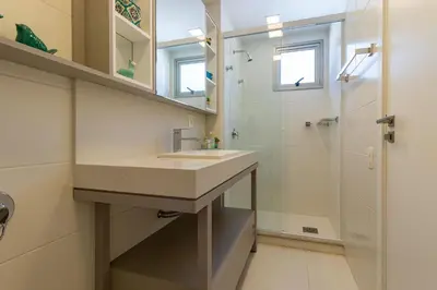Uma casa de banho em Apartamento com Vista Mar em Condomínio de Luxo