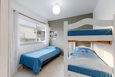 Uma cama ou camas num quarto em Apartamento a 50m da Praia de Bombinhas