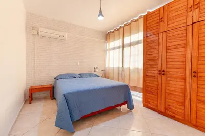 Uma cama ou camas num quarto em Apartamento a 50m da Praia de Bombinhas