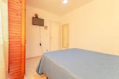 Uma cama ou camas num quarto em Apartamento a 50m da Praia de Bombinhas