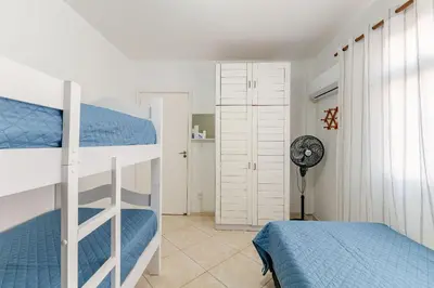 Uma cama ou camas num quarto em Apartamento a 50m da Praia de Bombinhas