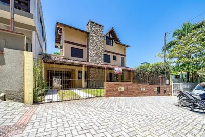 A planta de 151 - Casa ampla e Rústica a 80m praia de Bombas