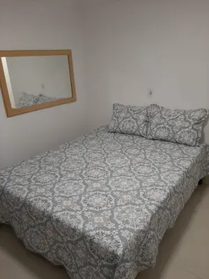 Uma cama ou camas num quarto em Meia Praia - apartamento com sacada ampla e churrasqueira, próximo a praia e a avenida principal.