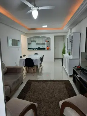 A cozinha ou kitchenette de Meia Praia - apartamento com sacada ampla e churrasqueira, próximo a praia e a avenida principal.